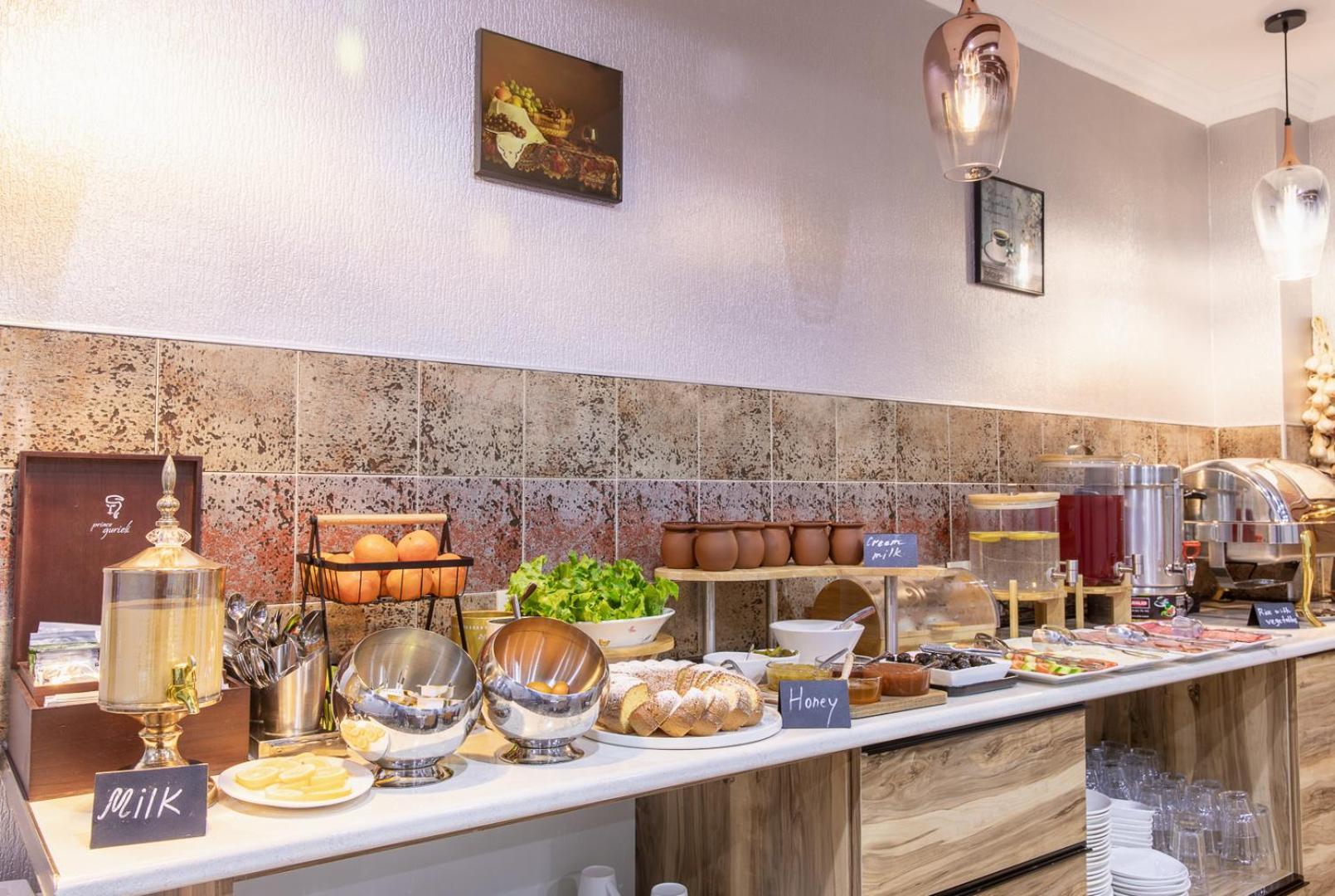 Hotel Gold Tower Местия Екстериор снимка