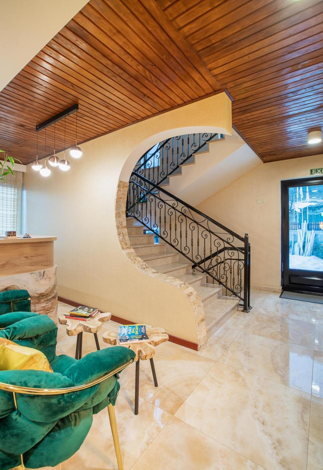 Hotel Gold Tower Местия Екстериор снимка